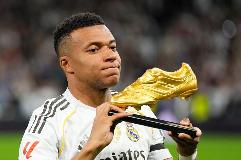 Kylian Mbappé del Real Madrid posa con el Botín de Oro antes del partido ante Valencia por la Liga de España, el sábado 1 de noviembre de 2025. (AP Foto/Manu Fernández)
