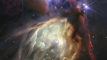 Esta imagen proporcionada por la NASA en julio de 2023 muestra la nube de Rho Ophiuchi, la región de formación de estrellas más cercana a la Tierra, capturada por el telescopio espacial James Webb. (NASA, ESA, CSA, STScI, Klaus Pontoppidan (STScI) Image Processing Alyssa Pagan (STScI) vía AP)