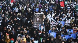 Musulmanes chiíes participan en una protesta para condenar el asesinato del líder supremo iraní, el ayatolá Alí Jamenei, y contra los ataques israelíes contra Irán, en Karachi, Pakistán, el viernes 6 de marzo de 2026. (Foto AP/Ali Raza)