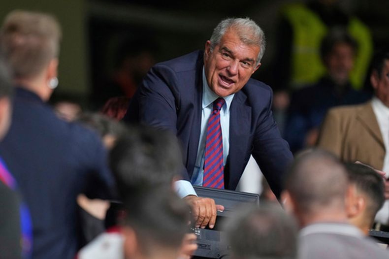 ARCHIVO - Joan Laporta, presidente del Barcelona, charla con hinchas previo al partido contra el Rayo Vallecano en la Liga española, el domingo 31 de agosto de 2025, en Madrid. (AP Foto/Manu Fernández)