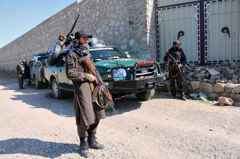 Policías talibanes custodian la zona donde un ataque impactó una vivienda en el distrito de Momand Dara, provincia de Nangarhar, Afganistán, cerca de la frontera con Pakistán, el viernes 13 de marzo de 2026. (Foto AP/Hedayat Shah)