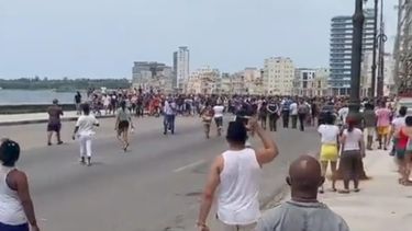 Miles de cubanos salen a las calles de La Habana, en Cuba, pidiendo libertad.&nbsp;