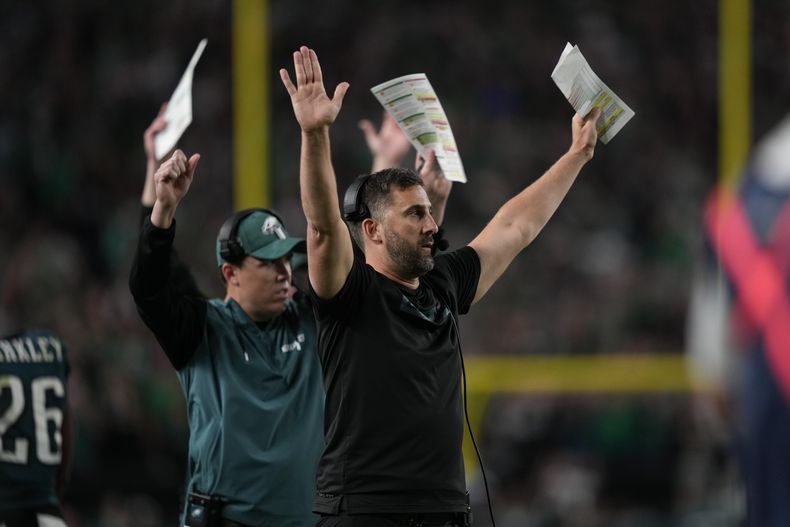El entrenador en jefe de los Eagles de Filadelfia, Nick Sirianni, y Kellen Moore, coordinador ofensivo, reaccionan durante la segunda mitad contra los Atlanta Falcons el lunes 16 de septiembre de 2024, en Filadelfia. (AP Foto/Matt Slocum)