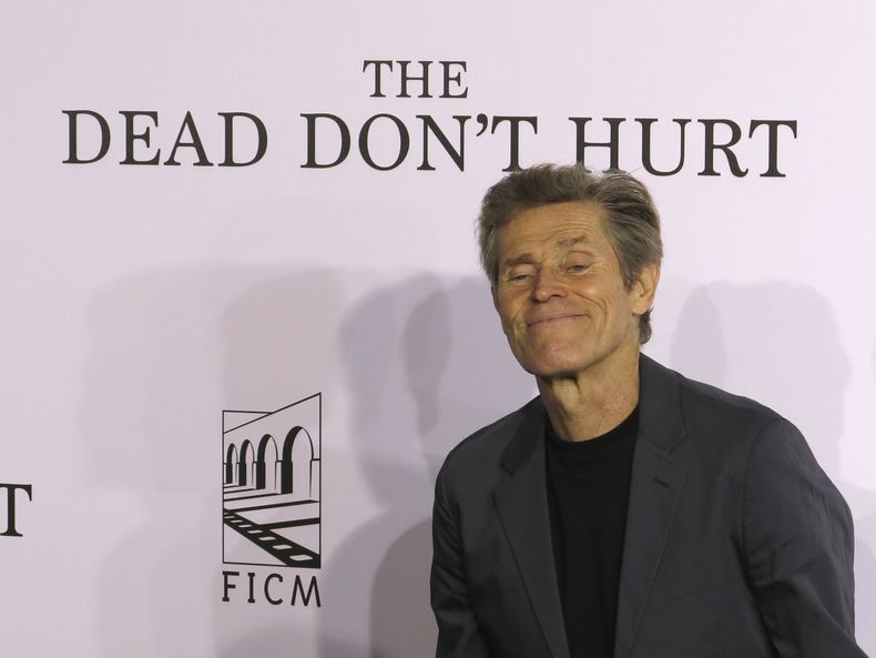 El actor estadounidense Willem Dafoe posa en la alfombra roja de la película The Dead Dont Hurt en Morelia, México, el viernes 20 de octubre de 2023. (Foto AP/Berenice Bautista)