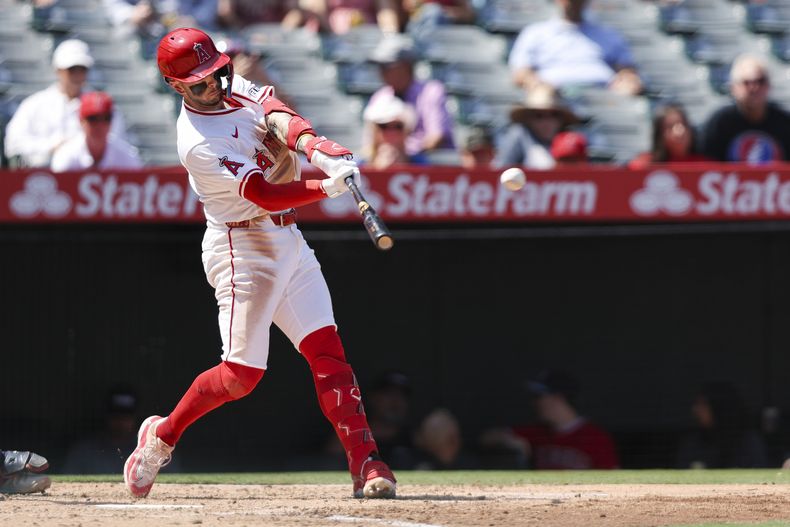 Zach Neto, de los Angelinos de Los Ángeles, batea un cuadrangular durante la tercera entrada del juego de béisbol de Grandes Ligas frente a los Mellizos de Minnesota, el miércoles 10 de septiembre de 2025, en Anaheim, California. (AP Foto/Jessie Alcheh)