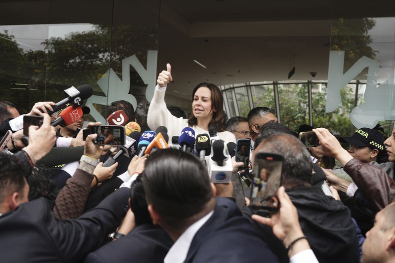 María Claudia Tarazona, esposa del senador colombiano Miguel Uribe Turbay, quien fue baleado en un mitin político, habla con la prensa afuera de la clínica donde está siendo tratado en Bogotá, Colombia, el martes 10 de junio de 2025. (AP Foto/Iván Valencia)
