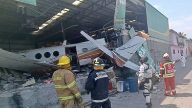 mueren 3 personas tras caer avioneta en el centro de mexico