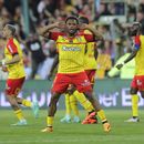 Lois Openda, de Lens, festeja tras anotar en un partido de liga ante Marsella, el sábado 6 de mayo de 2023 (AP Foto/Michel Spingler)