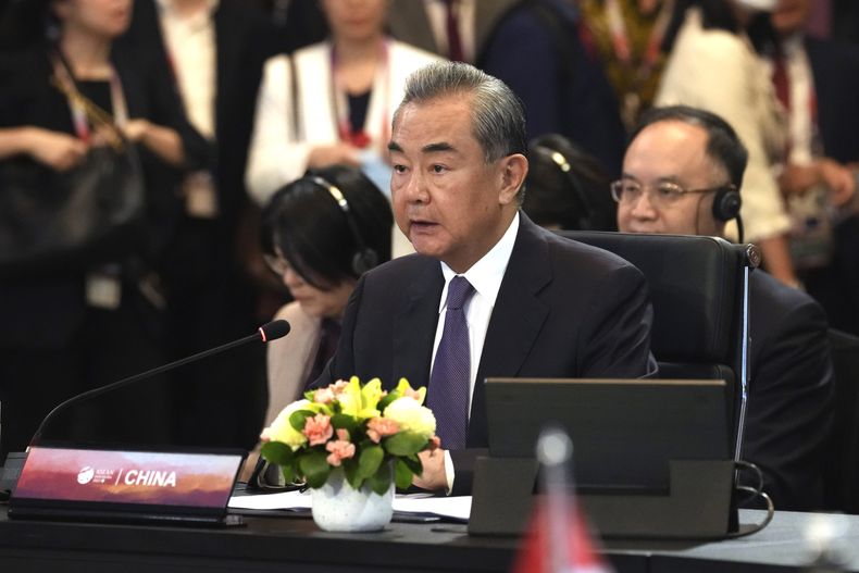 El jefe de política exterior del Partido Comunista de China, Wang Yi, habla durante una cnferencia ministerial de ASEAN con China en la cumbre de ministros de Exteriores de la Asociación de Naciones del Sudeste Asiático (ASEAN por sus siglas en inglés) en Yakarta, Indonesia, el jueves 13 de julio de 2023. (AP Foto/Tatan Syuflana, Pool)