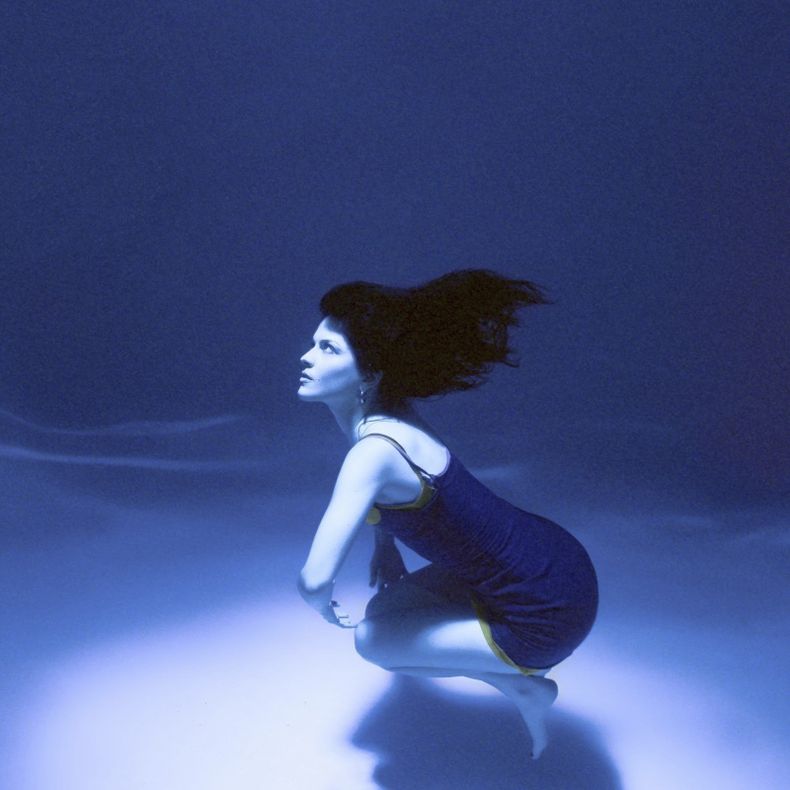 En esta imagen proporcionada por Nice Life Recording Company/Atlantic Records muestra Submarine de The Marías. (Nice Life Recording Company/Atlantic Records via AP)