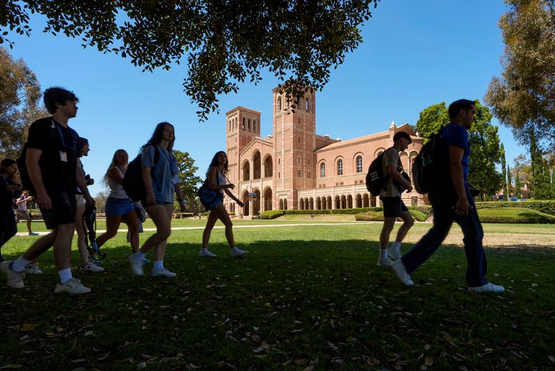 ARCHIVO - Estudiantes pasan frente a Royce Hall en el campus de UCLA en Los Ángeles, 15 de agosto de 2024. (Foto AP/Damian Dovarganes, Archivo)