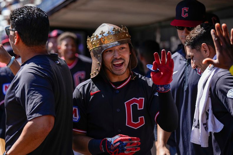 Steven Kwan de los Guardianes de Cleveland celebra con sus compañeros su jonrón en la primera entrada ante los Mellizos de Minnesota el domingo 13 de septiembre del 2026. (AP Foto/Joseph Scheller)
