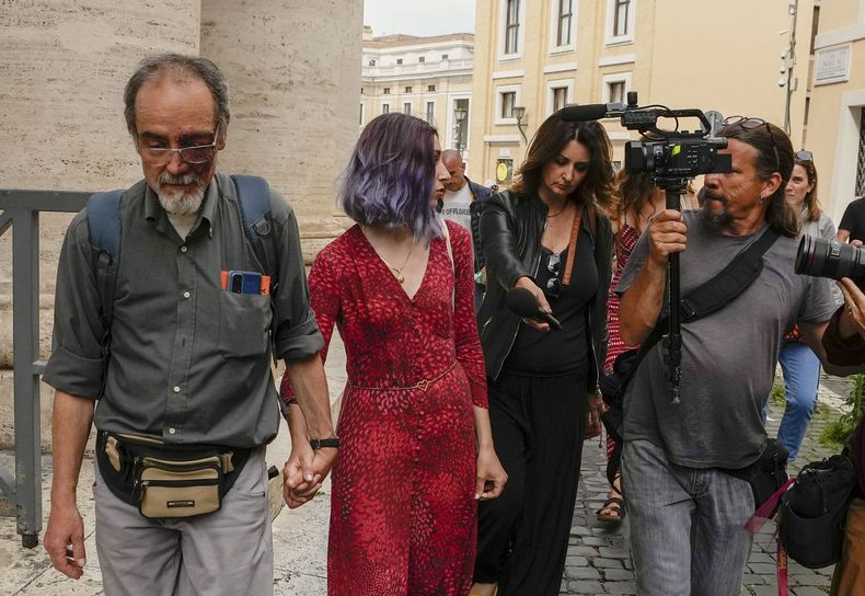 ARCHIVO - Guido Viero, izquierda, y Ester Goffi, a su lado, integrantes del grupo ecologista Última Generación, llegan al Vaticano, el miércoles 24 de mayo de 2023, donde son enjuiciados por dañar una estatua antigua en los Museos Vaticanos durante una protesta. (AP Foto/Alessandra Tarantino, archivo)