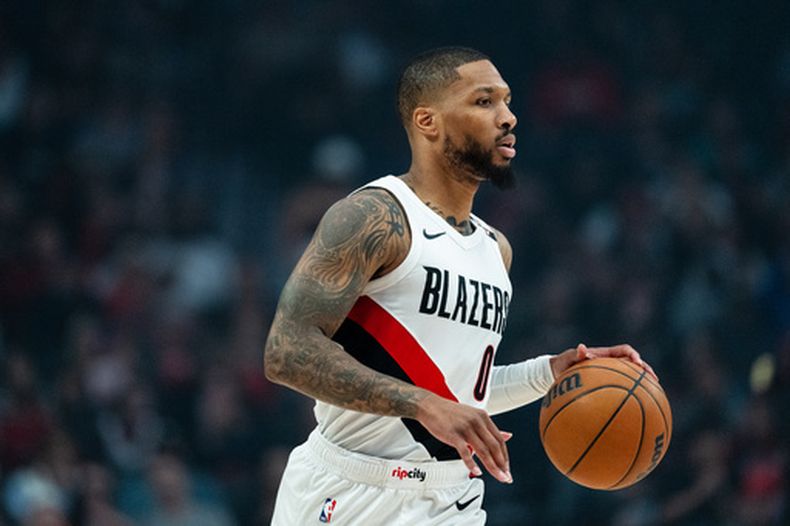 El base de los trail Blazers de Portland Damian Lillard avanza con el balón en el encuentro de pretemporada ante los Warriors de Golden State el miércoles 7 de octubre del 2026. (AP Foto/Ali Gradischer)