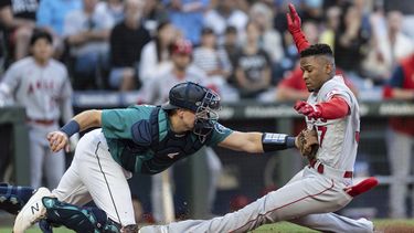 Angelinos remontan en 10mo inning y vencen 4-3 a Marineros