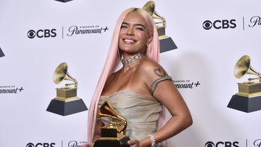 Karol G posa en la sala de prensa con el premio al mejor álbum de música urbana por Mañana será bonito en la 66a entrega anual del Grammy el domingo 4 de febrero de 2024 en Los Ángeles. (Foto Richard Shotwell/Invision/AP)
