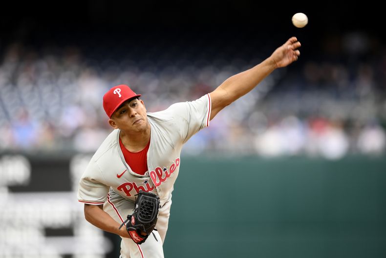 El lanzador venezolano de los Filis de Filadelfia Ranger Suárez en acción durante la primera entrada frente a los Nacionales de Washington, el sábado 6 de abril de 2024, en Washington. (AP Foto/Nick Wass)