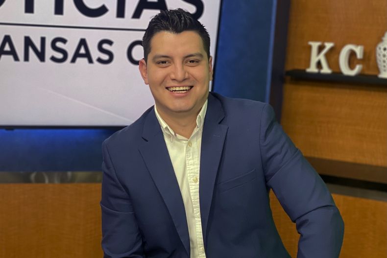 En esta fotografía proporcionada por Telemundo Kansas City se muestra a Adán Manzano, reportero y presentador que fue encontrado muerto en su habitación de hotel el miércoles 5 de febrero de 2025. Manzano viajó a Nueva Orleans para cubrir el Super Bowl. (Telemundo Kansas City vía AP)