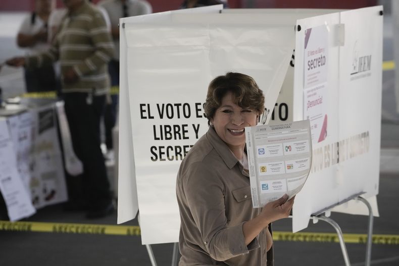 Delfina Gómez, candidata a gobernadora del Estado de México por el Movimiento de Regeneración Nacional o MORENA, se prepara para emitir su voto en un colegio electoral en Texcoco, Estado de México, el domingo 4 de junio de 2023. (Foto AP/Eduardo Verdugo)