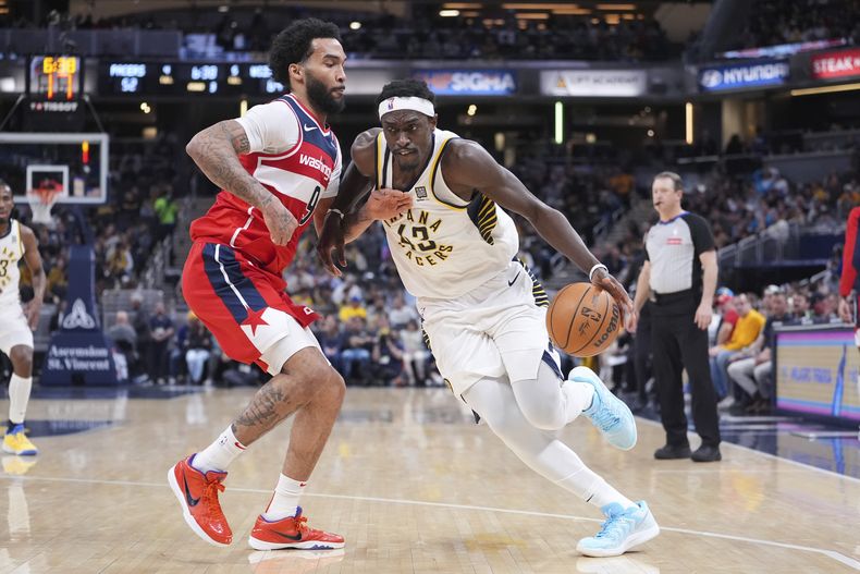 Pascal Siakam, alero de los Pacers de Indiana, elude a Justin Champagnie, de los Wizards de Washington, el martes 8 de abril de 2025 (AP Foto/Michael Conroy)