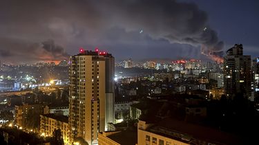 Se eleva humo tras un ataque ruso en Kiev, Ucrania, el viernes 4 de julio de 2025. (Foto AP/Yehor Konovalov)