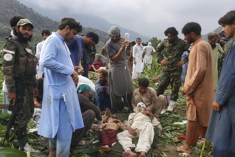 Trabajadores de defensa civil, vecinos y soldados se preparan para evacuar a personas heridas en un terremoto que mató a cientos de personas y destruyó poblados en el este de Afganistán, en Mazar Dara, en la provincia de Kunar, el lunes 1 de septiembre de 2025. (AP Foto/Hedayat Shah)