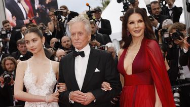 Carys Zeta Douglas, de izquierda a derecha, Michael Douglas y Catherine Zeta-Jones posan a su llegada a la ceremonia de apertura y al estreno de la película Jeanne du Barry en la 76a edición del festival internacional de cine de Cannes, en el sur de Francia, el martes 16 de mayo de 2023. (Foto Joel C Ryan/Invision/AP)