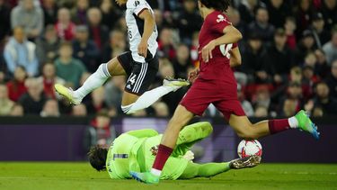 El porter del Liverpool, Alisson evita un tiro a gol de Manor Solomon del Fulham en el encuentro de la Liga Premier el miércoles 3 de mayo del 2023 en el Estadio Anfield en Liverpool. (AP Foto/Jon Super)