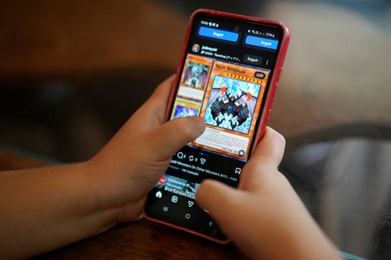 Un menor utiliza una red social en Brasilia, Brasil, el jueves 19 de marzo de 2026. Una nueva ley que regula el uso de redes sociales por parte de menores entró en vigor esta semana y exige que los usuarios de menos de 16 años vinculen sus cuentas con un tutor legal. (AP Foto/Eraldo Peres)