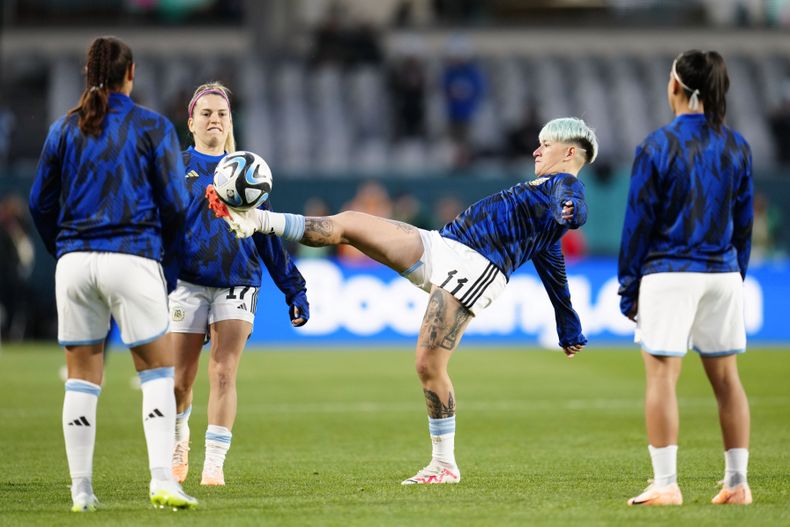 La delantera argentina Yamila Rodríguez patea un balón previo al partido contra Italia por la Copa Mundial femenina en Auckland, Nueva Zelanda, el lunes 24 de julio de 2023. (AP Foto/Abbie Parr)