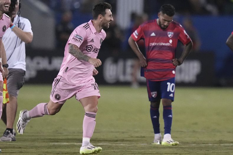 Lionel Messi del Inter Miami celebra tras la victoria frente a Jesús Ferreira en una tanda de penales ante FC Dallas en la Leagues Cup, el domingo 6 de agosto de 2023, en Frisco, Texas. (AP Foto/LM Otero)