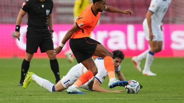 El serbio Petar Sukacev (en el piso) observa al neerlandés Cody Gakpo controlar el balón durante el partido de la Liga de Naciones, el domingo 27 de septiembre de 2026, en Belgrado. (AP Foto/Darko Vojinovic)