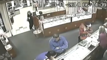 americateve | La policía de Sunrise busca esta tarde a un ladrón que salió corriendo de una joyería con un valioso anillo.