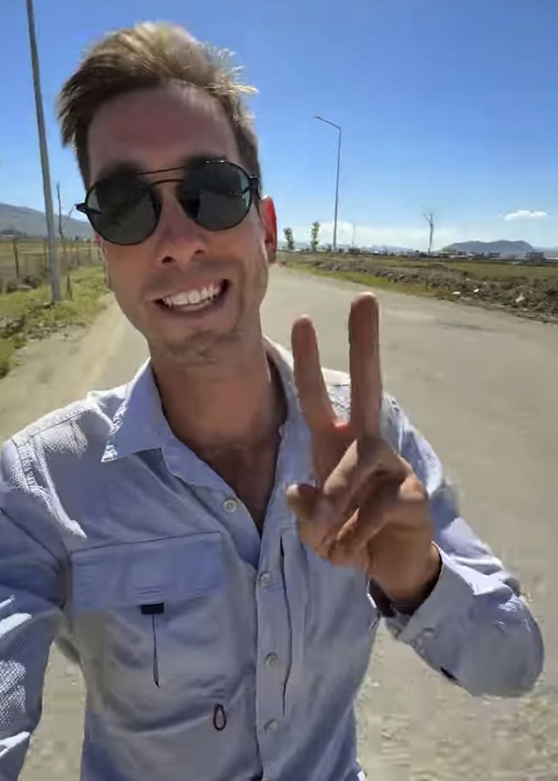 En esta fotografía proporcionada por el usuario @ridewithian, Ian Andersen posa para una selfie cerca de la frontera entre Turquía e Irán, el domingo 1 de junio de 2025. (@ridewithian vía AP)