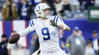 ARCHIVO- Nick Foles (9), quarterback de los Colts de Indianápolis, calienta previo a un partido de la NFL en contra de los Giants de Nueva York, el 1 de enero de 2023, en East Rutherford, Nueva Jersey. Los Colts dejaron en libertad a Foles el viernes 5 de mayo de 2023, ahorrando casi dos millones de dólares en el tope salarial y para hacer espacio en el plantel para los 12 novatos añadidos la semana pasada en el draft. (AP Foto/Bryan Woolston, Archivo)