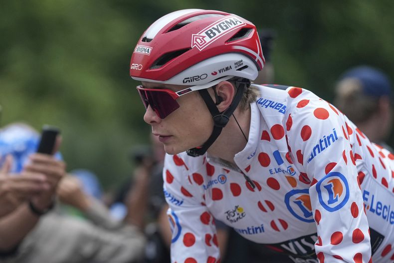 ARCHIVO - Foto del domingo 27 de julio del 2025, el danés Jonas Vingegaard con el maillot al mejor escalador al inicio de la 21ma etapa del Tour de Francia entre Mantes-la-Ville y Champs-Elysees en Paris. (AP Foto/Mosaab Elshamy, Archivo)