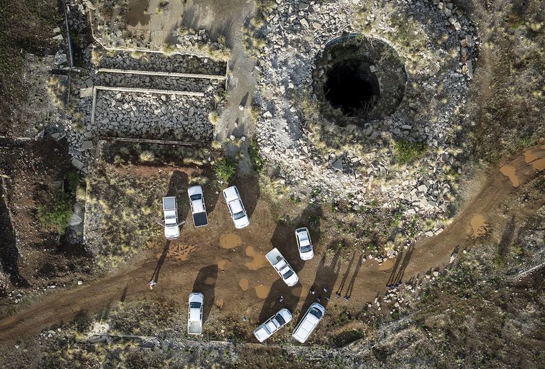 Una vista aérea del pozo de una mina donde se estima que unos 4.000 mineros están atrapados en una mina en desuso en Stilfontein, Sudáfrica, el miércoles 12 de noviembre de 2024. (AP Foto)