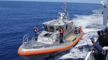 guardacostas  buscan a un hombre que cayo de un crucero frente a las costas de florida