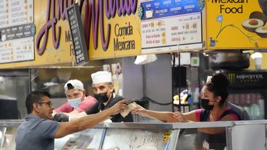 Precios al consumidor en EEUU ceden un poco, pero aún altos