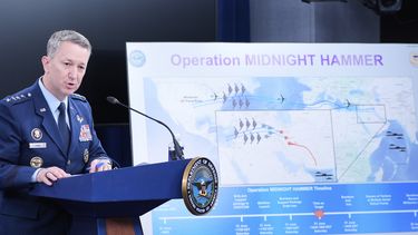 El presidente del Estado Mayor Conjunto, el general Dan Caine, habla en una conferencia de prensa en el Pentágono, Washington, el domingo 22 de junio, después de que el Ejército atacara tres sitios en Irán, uniéndose directamente al esfuerzo israelí para destruir el programa nuclear del país. (AP Foto/Alex Brandon)