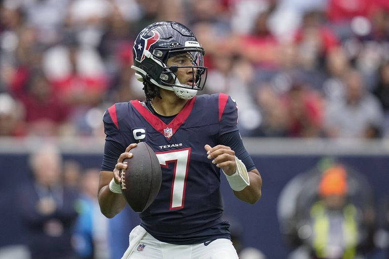 C.J. Stroud quarterback de los Texans de Houston mira para lanzar un pase ante los Buccaneers de Tampa Bay durante la primera mitad del juego de NFL, el domingo 5 de noviembre de 2023 en Houston. (AP Foto/Eric Gay)