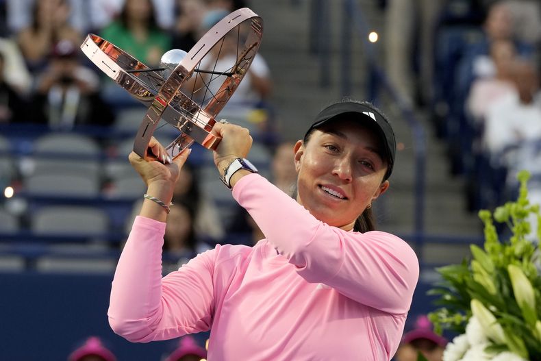 Jessica Pegula, de Estados Unidos, alza el trofeo después de conquistar el torneo de tenis Abierto de Toronto, el lunes 12 de agosto de 2024 al derrotar a Amanda Anisimova 6-3, 2-6, 6-1, en Toronto. (Frank Gunn/The Canadian Press vía AP)