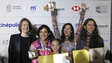 La directora mexicana Lila Avilés, segunda de derecha a izquierda, posa con la productora Louise Riousse, de izquierda a derecha, la actriz Montserrat Marañón, la actriz Naíma Sentiés y la productora Tatiana Graullera, tras ganar el premio a mejor largometraje mexicano de ficción, mejor dirección de largometraje mexicano de ficción y el premio del público a largometraje mexicano de ficción por Tótem, en el Festival Internacional de Cine de Morelia, el viernes 27 de octubre de 2023, en Morelia, México. (Foto AP/Berenice Bautista)