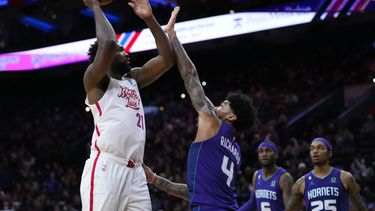 Embiid firma 53 puntos y 76ers supera por 131-113 a Hornets
