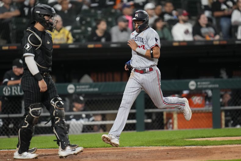 Royce Lewis, de los Mellizos de Minnesota, anota en un sencillo de Max Kepler, el viernes 15 de septiembre de 2023, en el encuentro ante los Medias Blancas de Chicago (AP Foto/Erin Hooley)