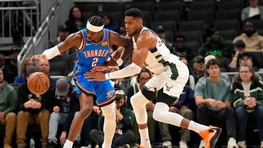Shai Gilgeous-Alexander, del Thunder de Oklahoma City, conduce el balón frente a Giannis Antetokounmpo, de los Bucks de Milwaukee, en un partido de pretemporada realizado el martes 14 de octubre de 2025 (AP Foto/Kayla Wolf)
