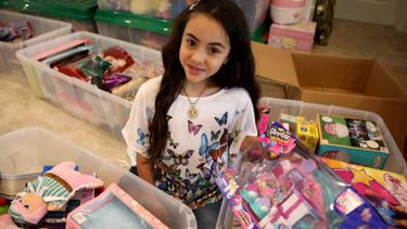 nina de florida recoge juguetes para los pequenines en puerto rico