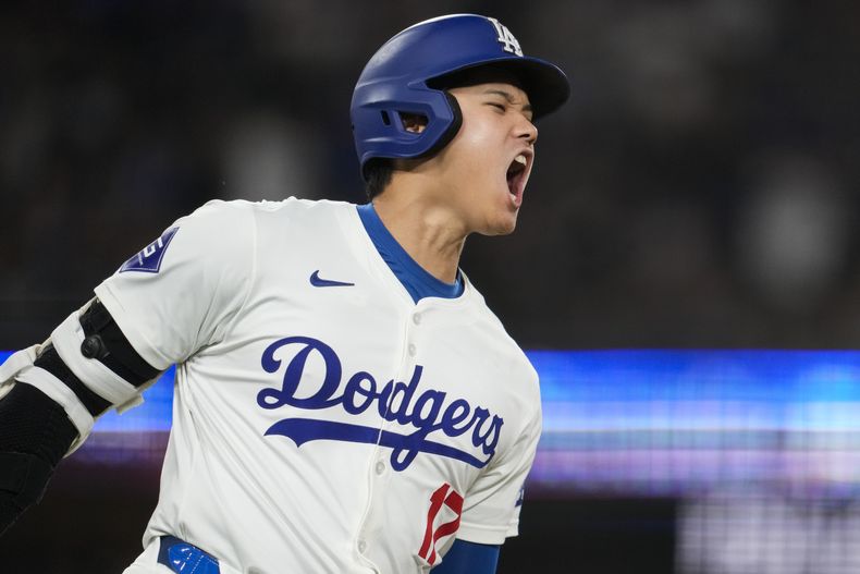 El japonés Shohei Ohtani, bateador designado de los Dodgers de Los Ángeles, festeja tras pegar un sencillo en el juego del miércoles 25 de septiembre de 2024, ante los Padres de San Diego (AP Foto/Ashley Landis)