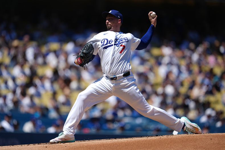 El abridor de los Dodgers de Los Ángeles, Blake Snell, lanza durante la primera entrada de un partido de béisbol contra los Piratas de Pittsburgh, el domingo 23 de agosto de 2026, en Los Ángeles. (Foto AP/Ethan Swope)