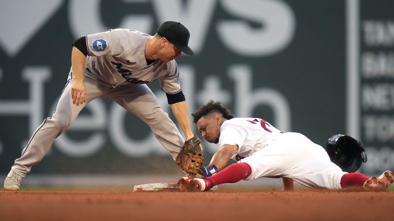 David Hamilton, derecha, de los Medias Rojas de Boston, es sorprendido tratando de robarse segunda por el parador en corto de los Marlins de Miami, Joey Wendle (18), en la tercera entrada durante el juego de béisbol en Fenway Park, el miércoles 28 de junio de 2023, en Boston. (AP Foto/Charles Krupa)